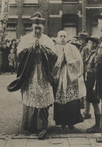 300282 Afbeelding van de aankomst van mgr. Johannes de Jong, aartsbisschop van Utrecht, bij de Kerk van O.L. Vrouw ten ...